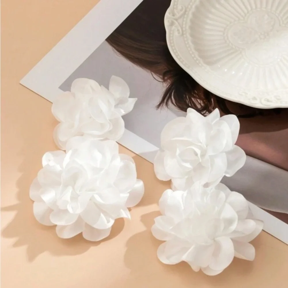 ✨NEW✨ Elegant White Floral Flower Earrings